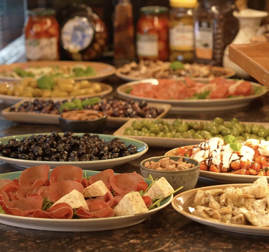 Antipasti-bord med oliven, pålæg og grøntsager