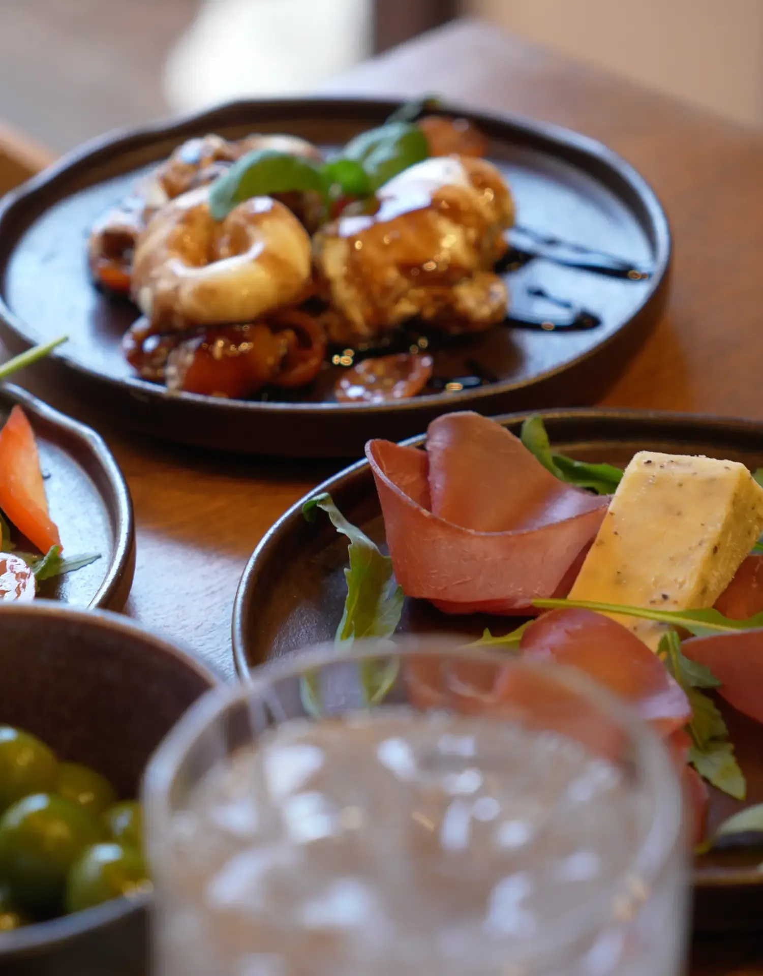 Antipasti-tallerkener og drikke på bordet
