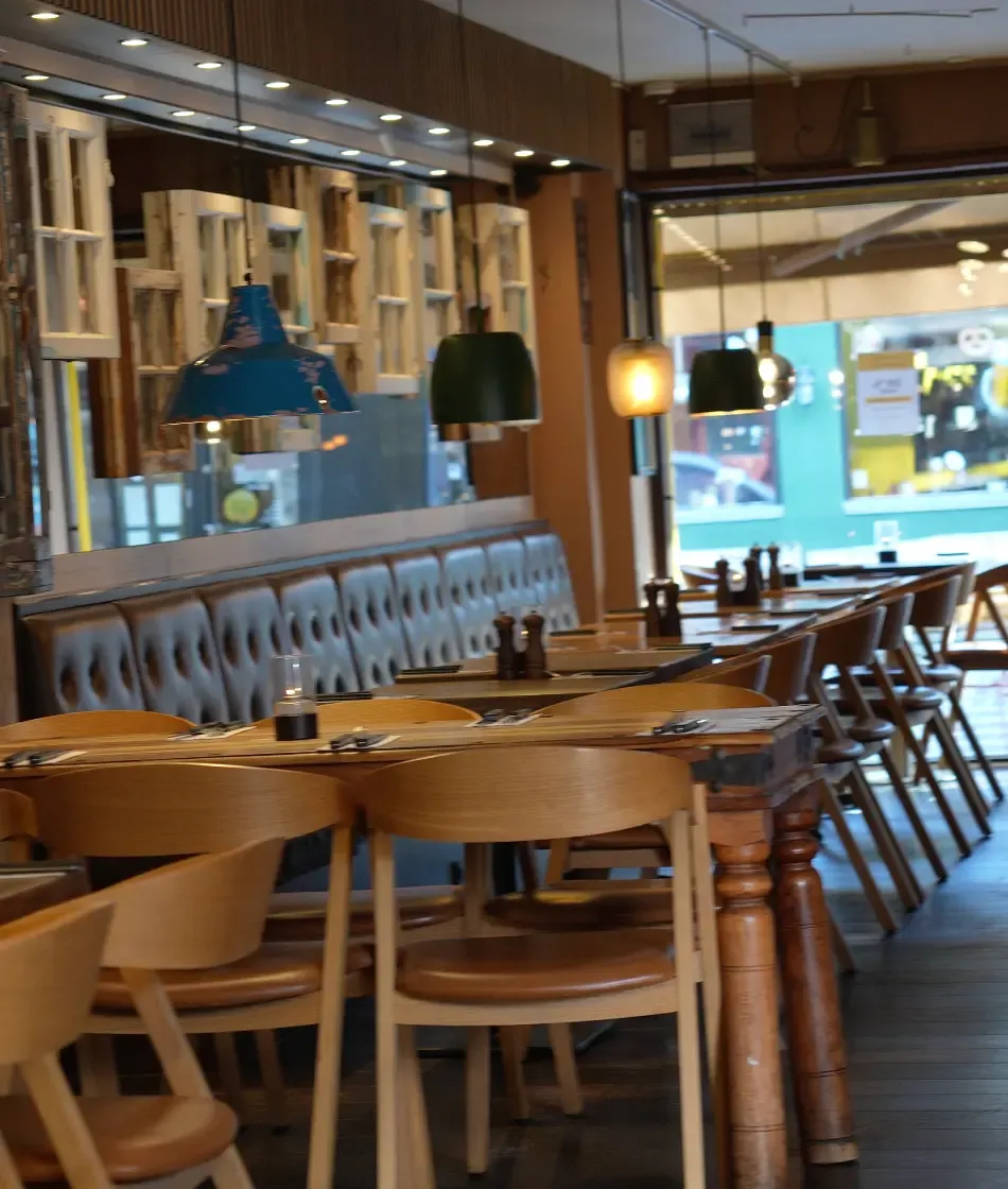 Restauranten med borde ved vinduet hos Kimo Grande