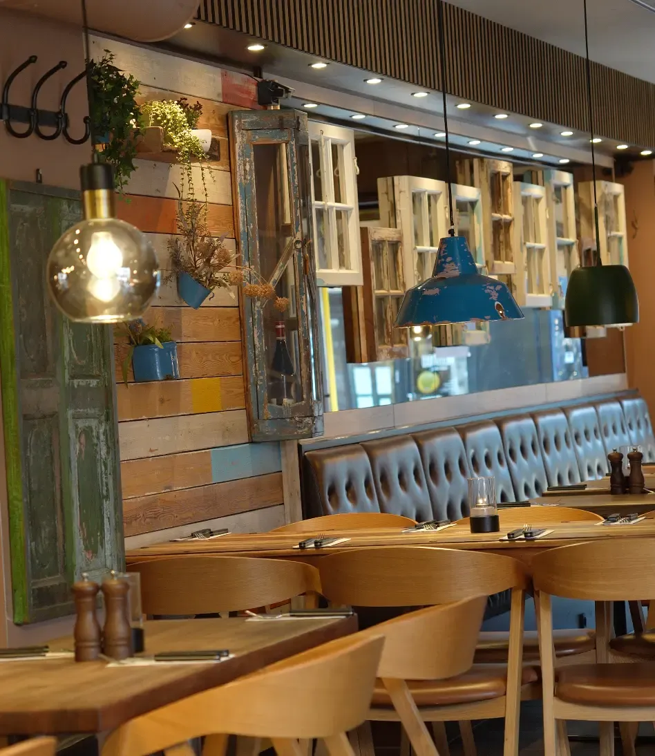 Hængelamper, bænke og træborde i restauranten